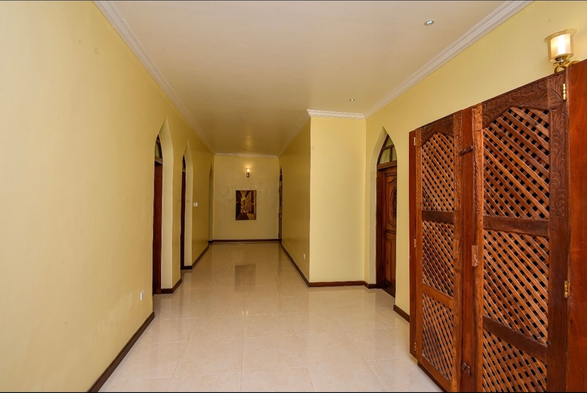 Corridor with carved wooden lattice screen doors